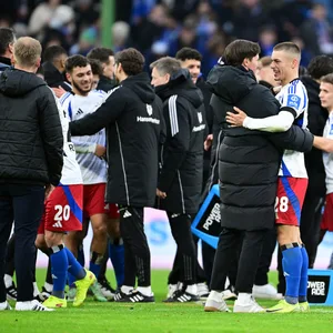 Bleibt er Trainer des HSV? Merlin Polzin (hier mit Miro Muheim) sammelte gegen Fürth beste Argumente.