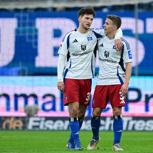 Noah Katterbach legt seinen linken Arm um Anssi Suhonen.