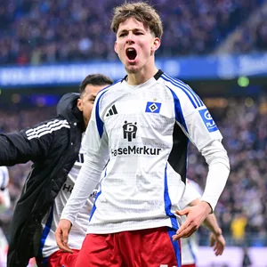 Otto Stange feiert sein Tor zum 5:0 gegen Fürth