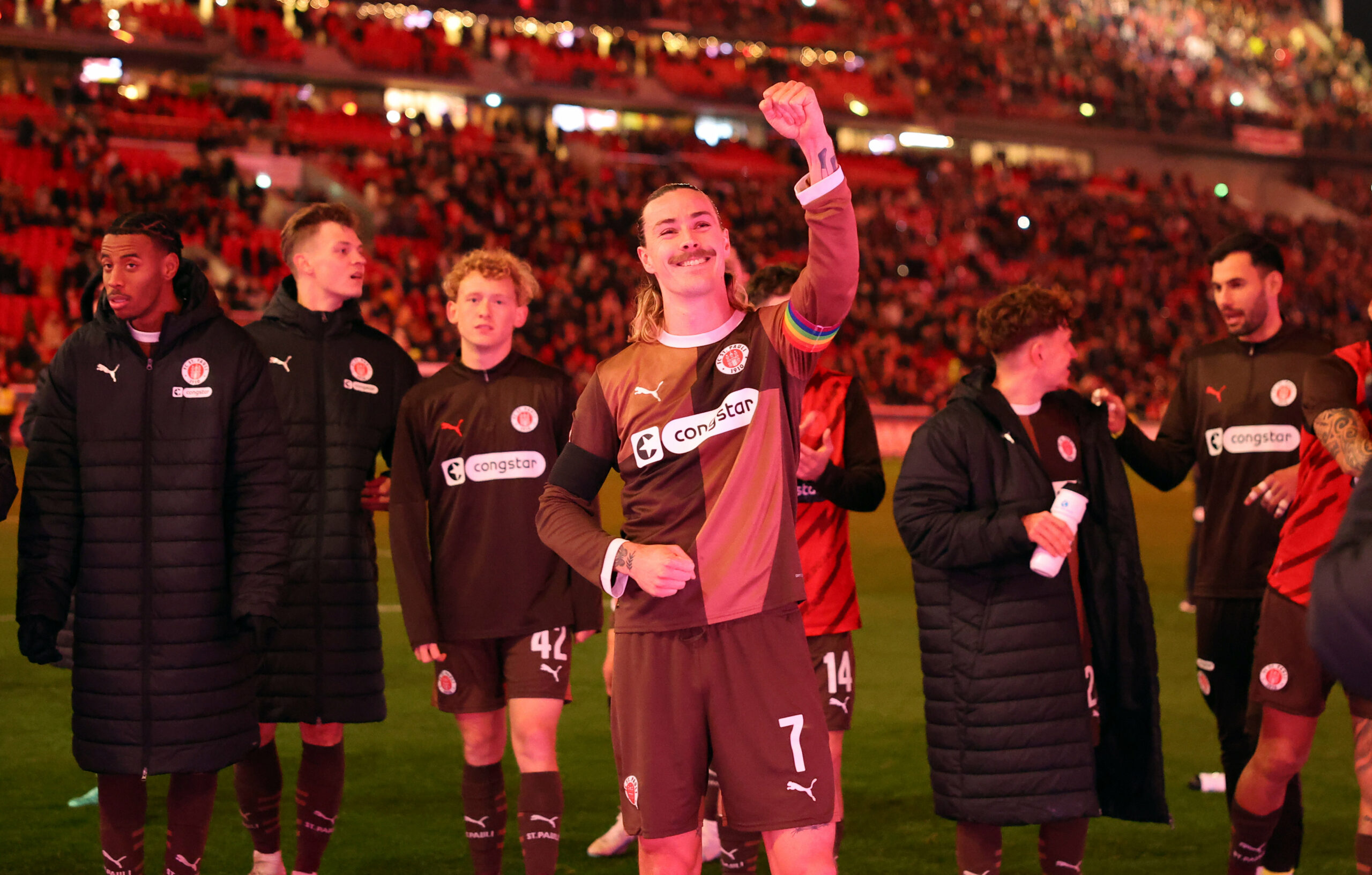 Jackson Irvine feiert den St. Pauli-Sieg in Stuttgart.