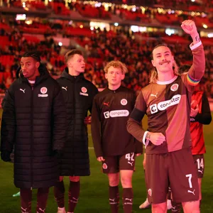 Jackson Irvine feiert den St. Pauli-Sieg in Stuttgart.