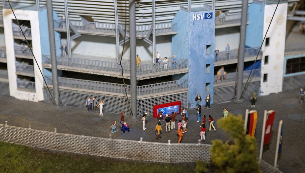 Owen Ansah als Miniatur-Statue vor dem Volksparkstadion