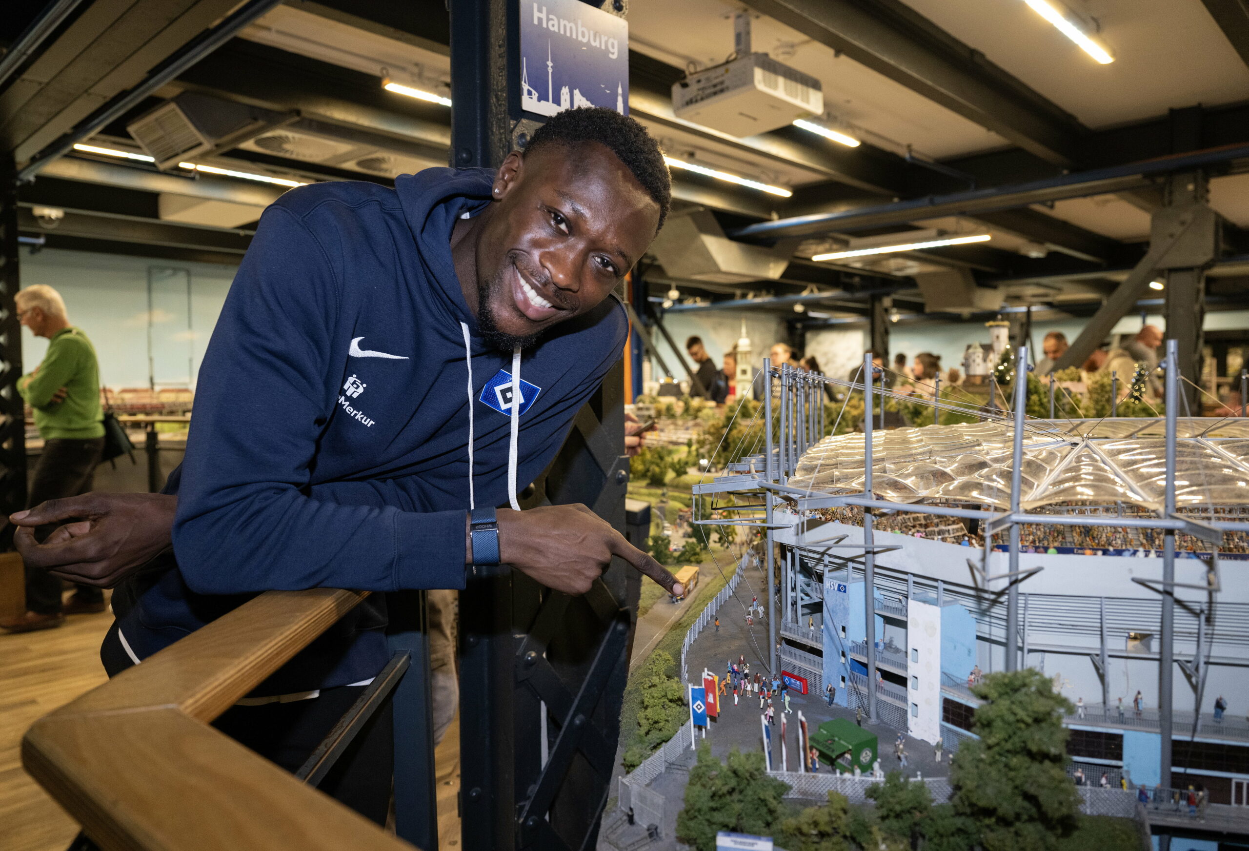 Owen Ansah zeigt auf seine eigene Figur im Miniatur Wunderland