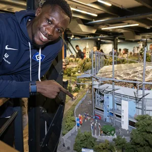 Owen Ansah zeigt auf seine eigene Figur im Miniatur Wunderland
