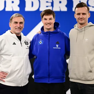 HSV-Sportvorstand Stefan Kuntz, Sportdirektor Claus Costa und Trainer Merlin Polzin.