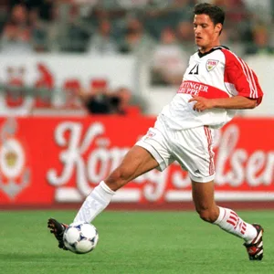 Alexander Blessin dribbelt mit dem Ball als Stuttgart-Profi.