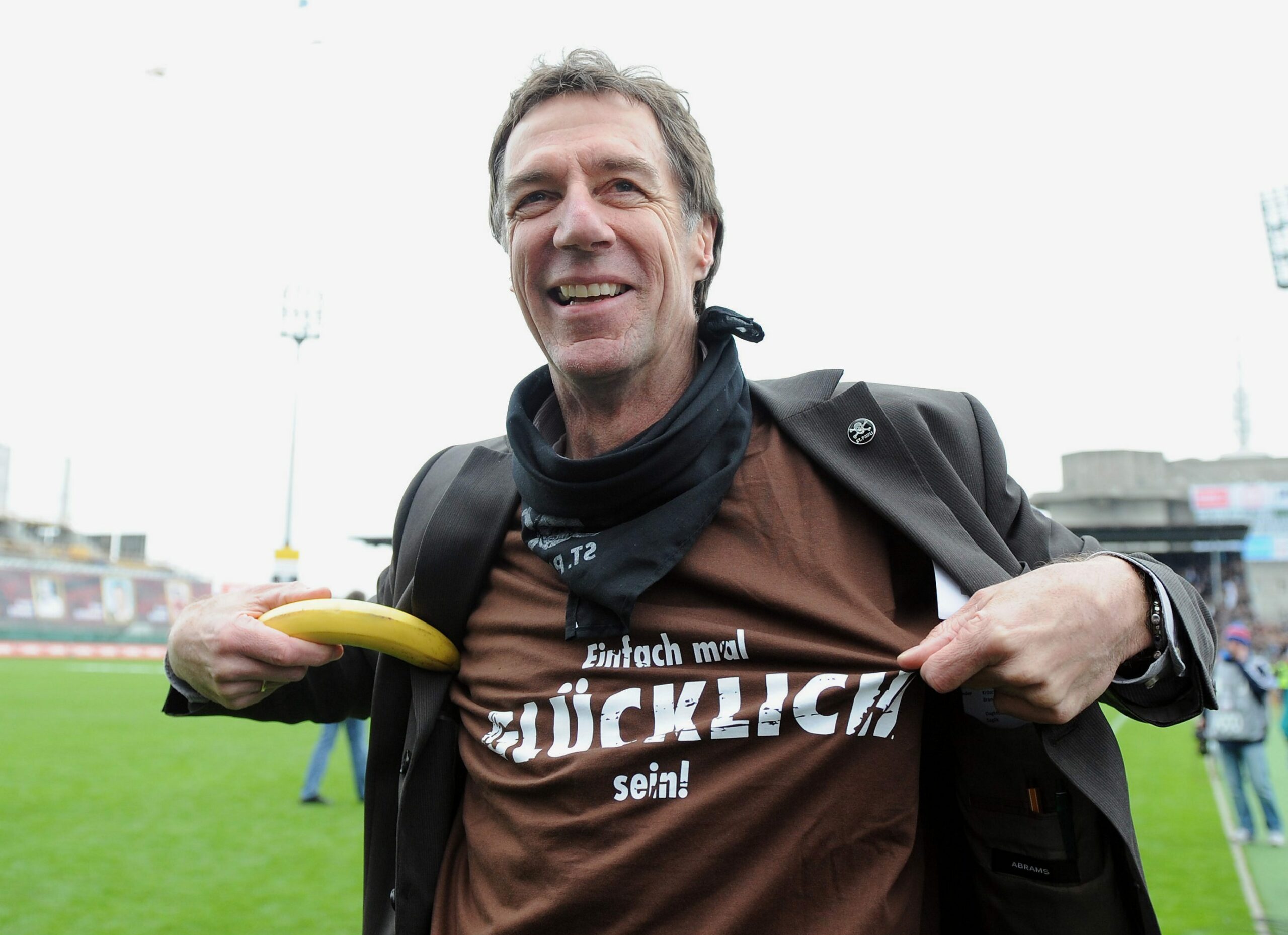 Helmut Schulte zeigt sein T-Shirt mit der Aufschrift „Einfach mal glücklich sein“