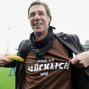 Helmut Schulte zeigt sein T-Shirt mit der Aufschrift „Einfach mal glücklich sein“