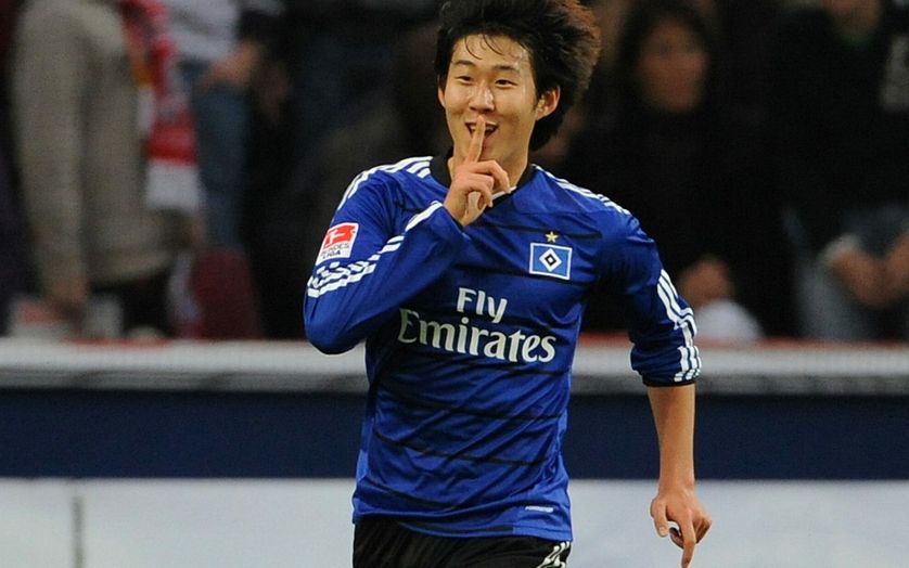 Heung Min Son hält seinen rechten Zeigefinger auf den Mind.