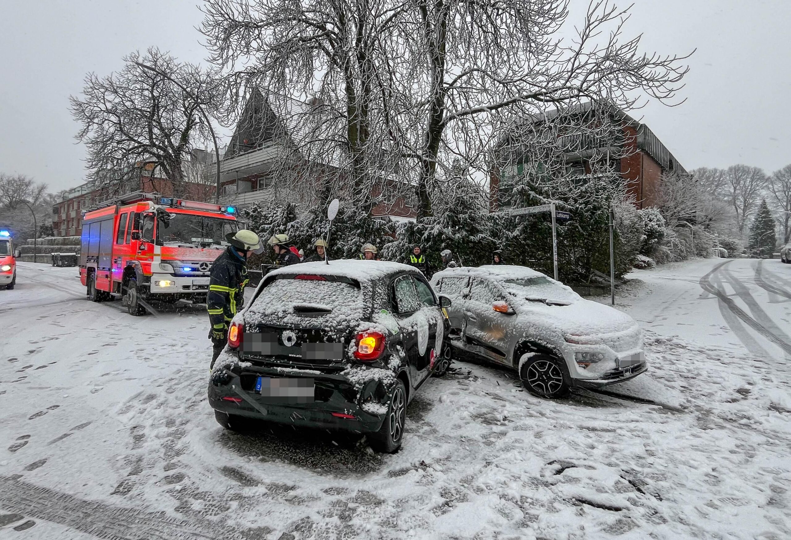 Unfall im dichten Schneetreiben in Billstdt fordert zwei Verletzte