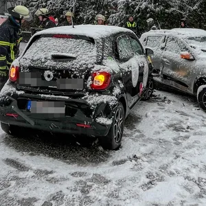 Unfall im dichten Schneetreiben in Billstdt fordert zwei Verletzte