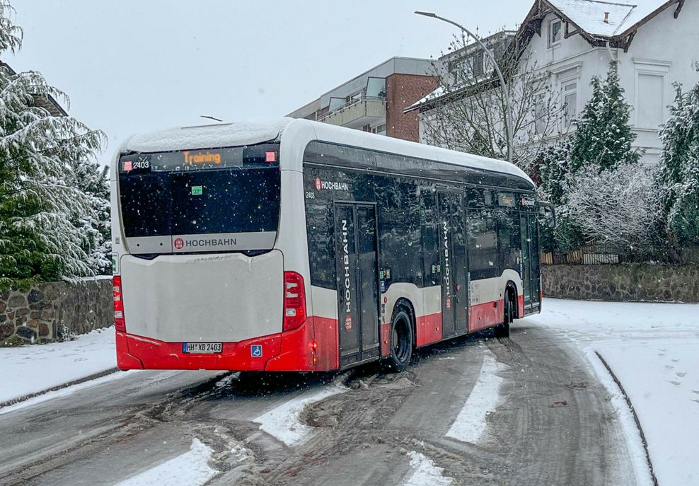 Dieser Bus stellte sich auf der glatten Fahrbahn in Billstedt quer.