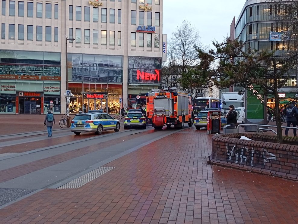 Person mit Bein unter Bus geraten– Großeinsatz am Bahnhof Altona