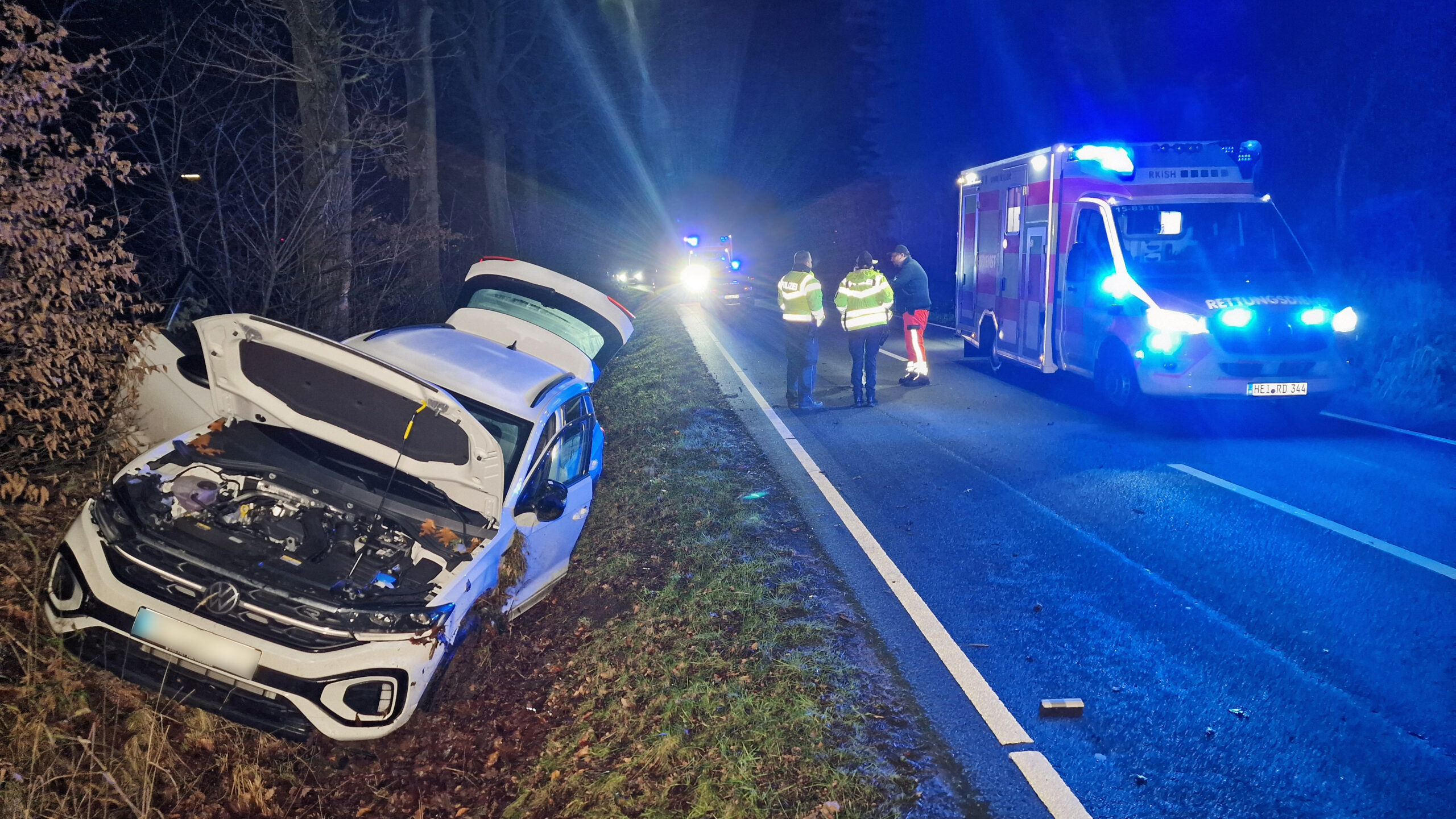 Die Frau verlor die Kontrolle über ihren weißen VW und landete im Straßengraben.