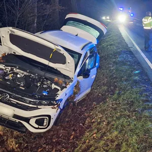 Die Frau verlor die Kontrolle über ihren weißen VW und landete im Straßengraben.