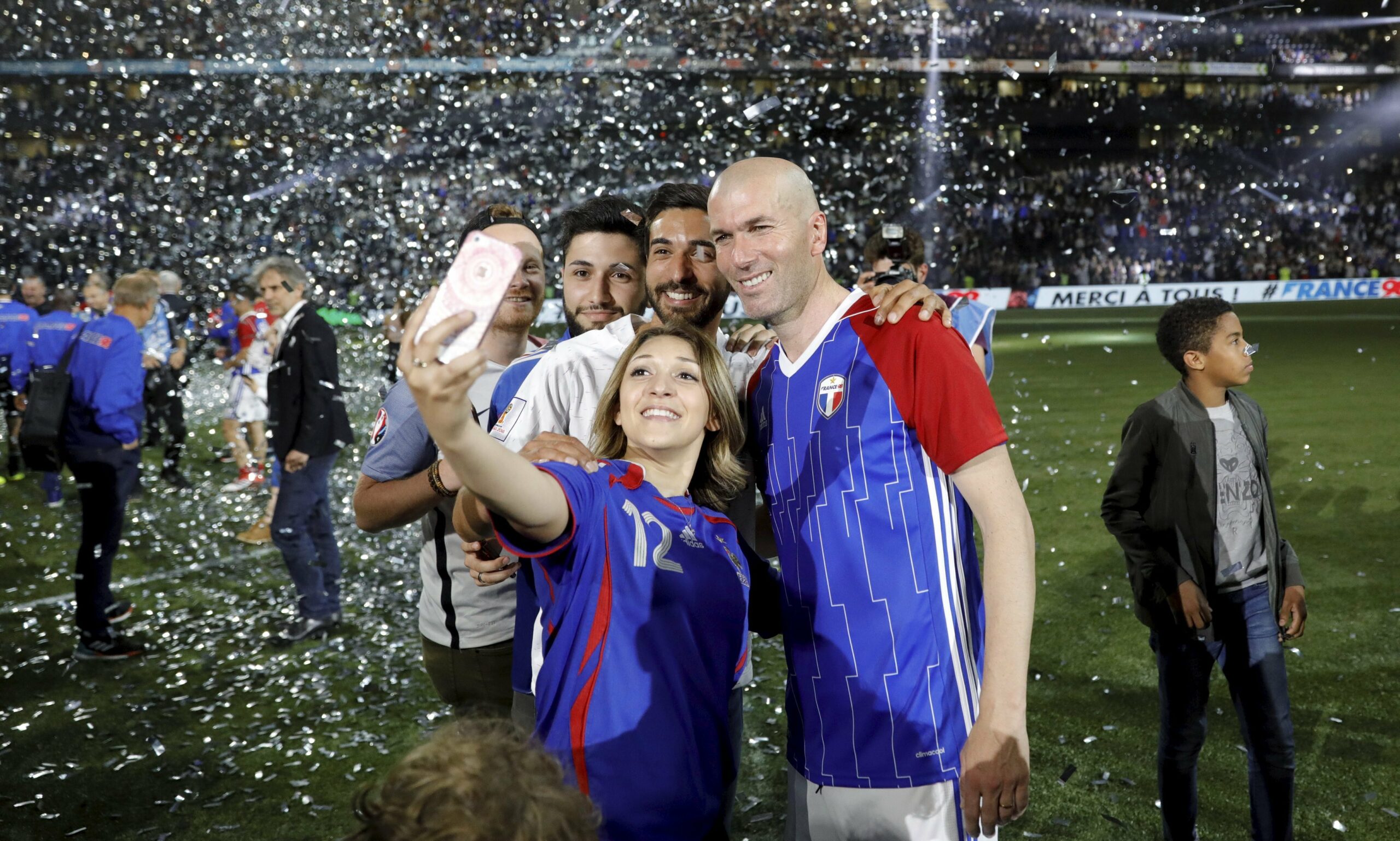 Frankreich-Fans machen ein Selfie mit Zinedine Zidane