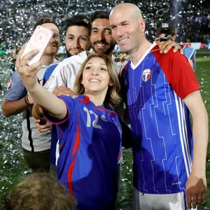 Frankreich-Fans machen ein Selfie mit Zinedine Zidane