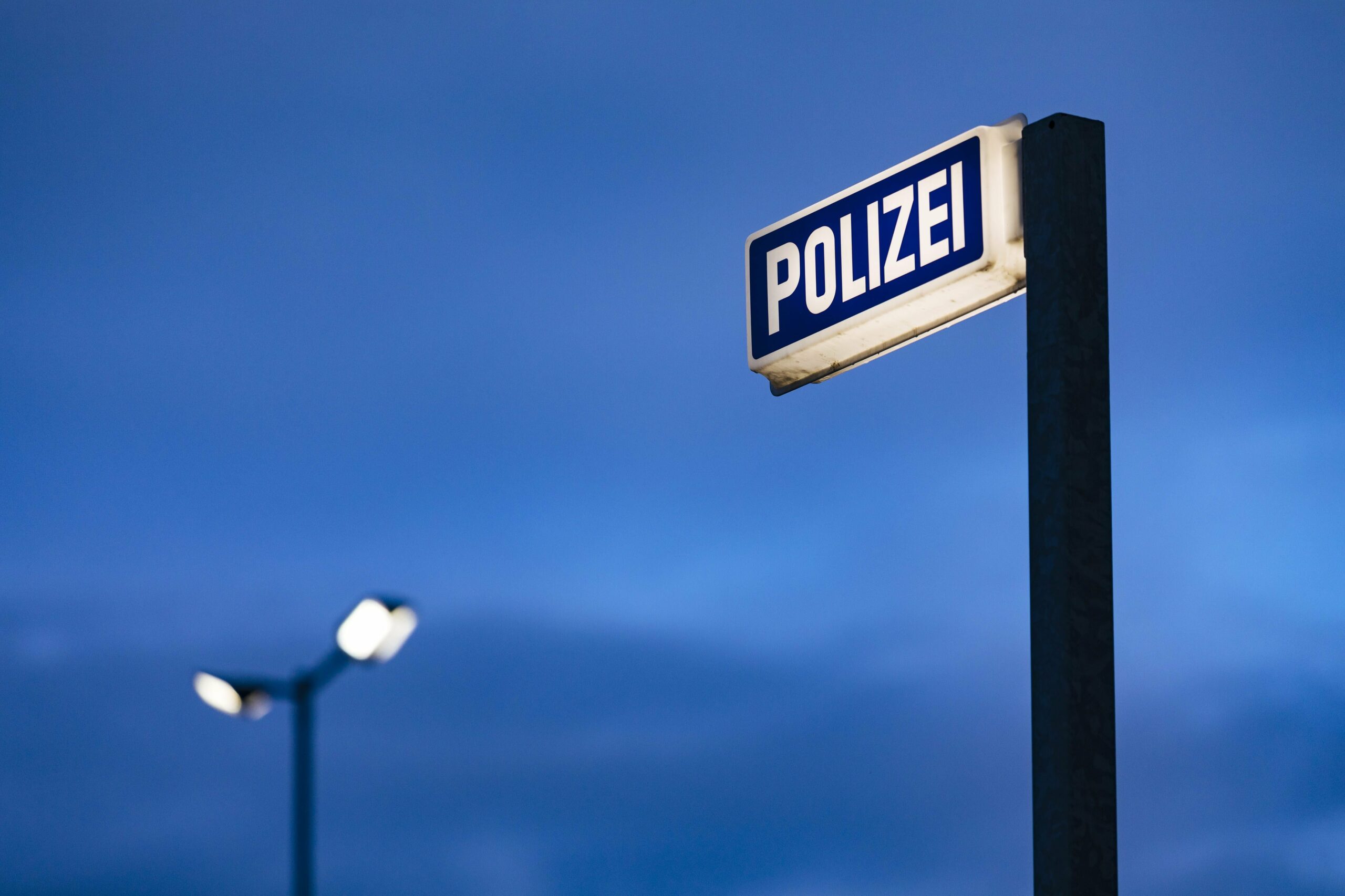 Das Leuchtschild einer Polizeiwache