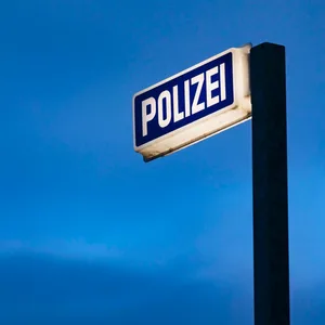 Das Leuchtschild einer Polizeiwache