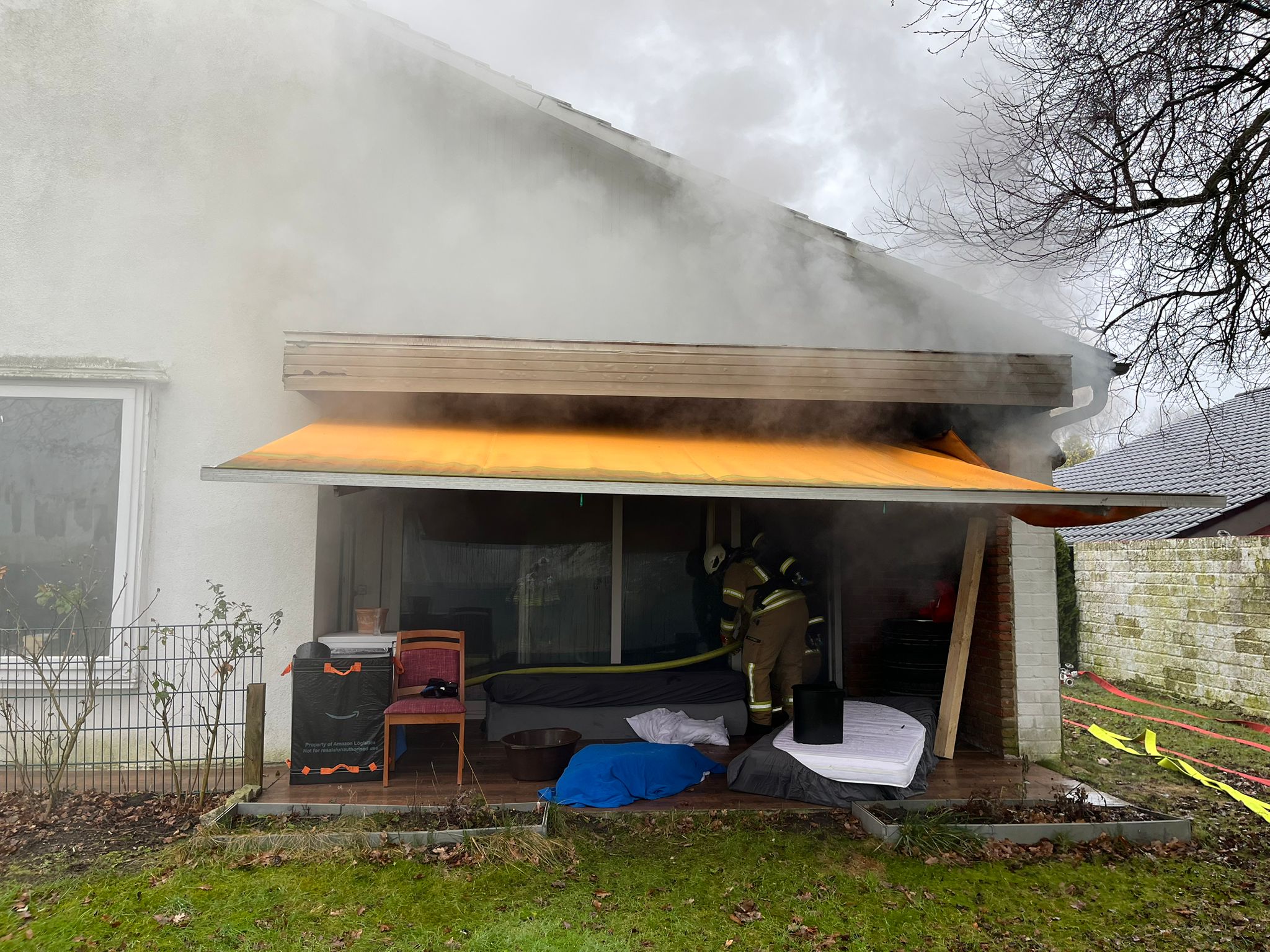 Feuer in Einfamilienhaus in Quickborn – Bewohner retten sich verletzt ins Freie