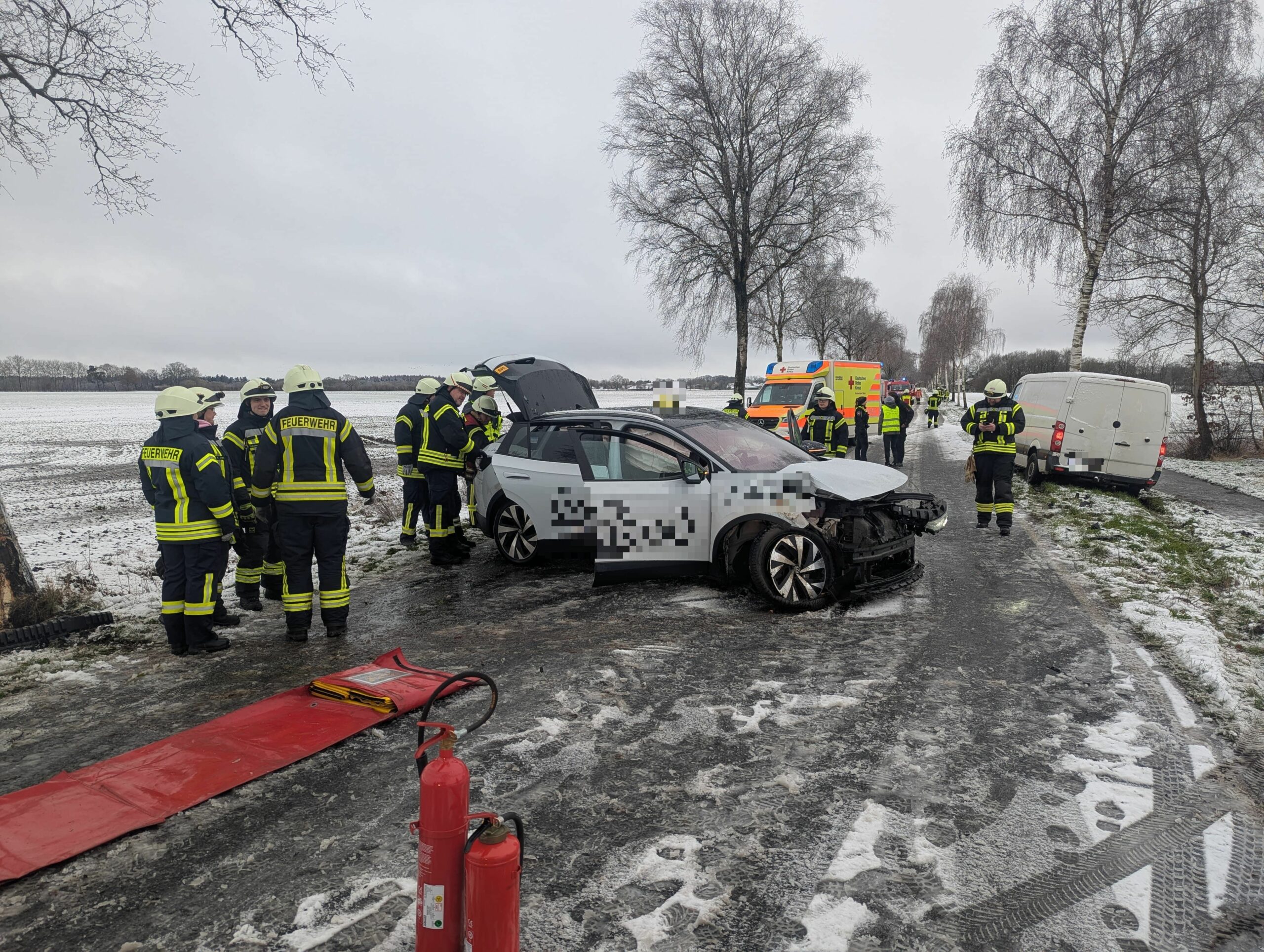 Taxi kommt bei Stade ins schleudern und kracht gegen Baum – Fahrerin sowie zwei Mitinsassen verletzt in Klinik