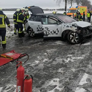 Taxi kommt bei Stade ins schleudern und kracht gegen Baum – Fahrerin sowie zwei Mitinsassen verletzt in Klinik