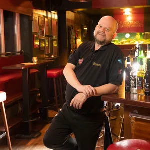 Der Kult-Barkeeper in seinem „Christiansen’s“ am Pinnasberg auf St. Pauli.
