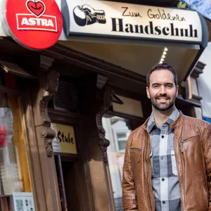 Ein Mann vor einer Kneipe