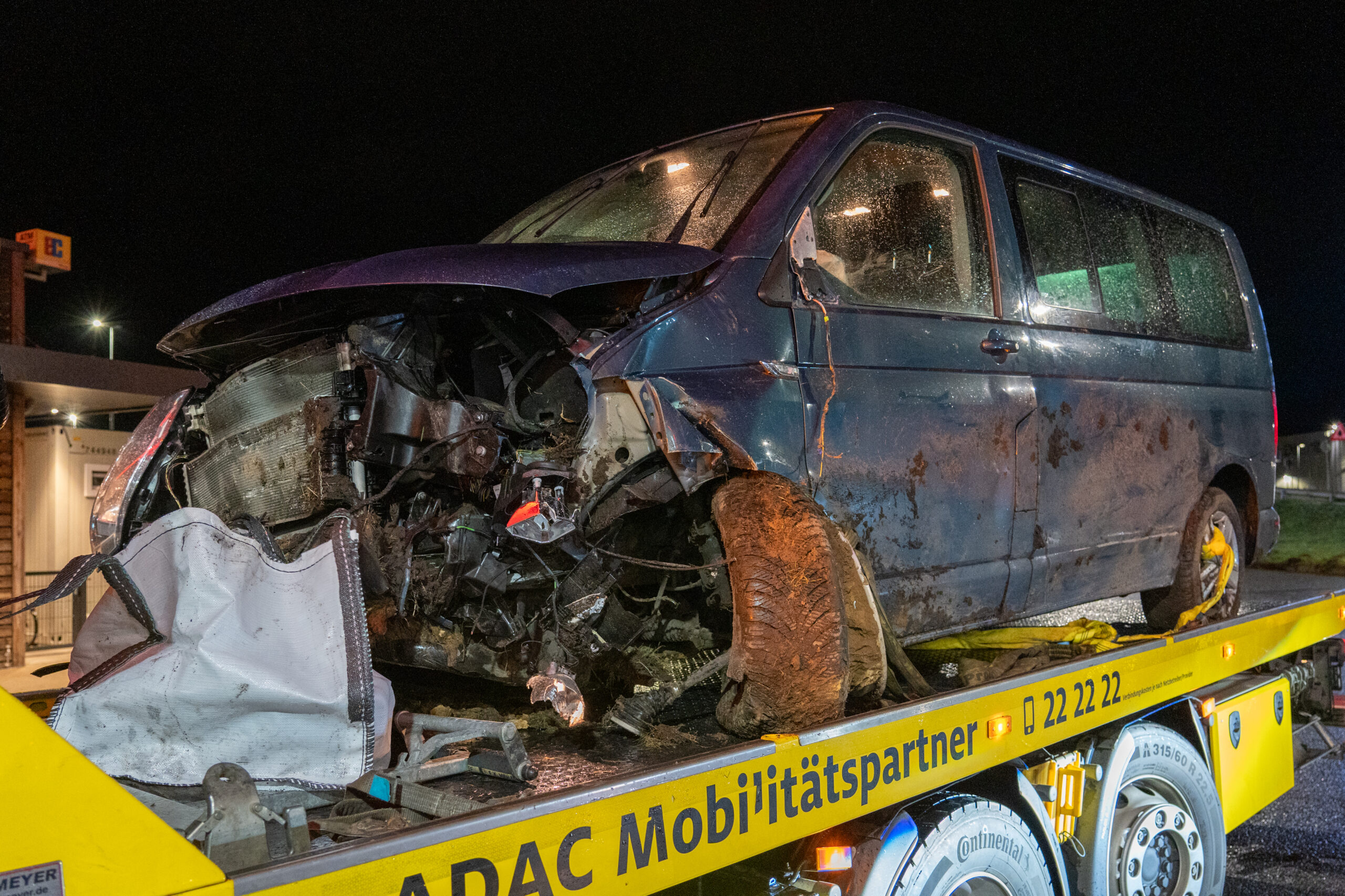 Der kaputte PKW des verschwundenen Fahrers steht auf einem Abschleppwagen.