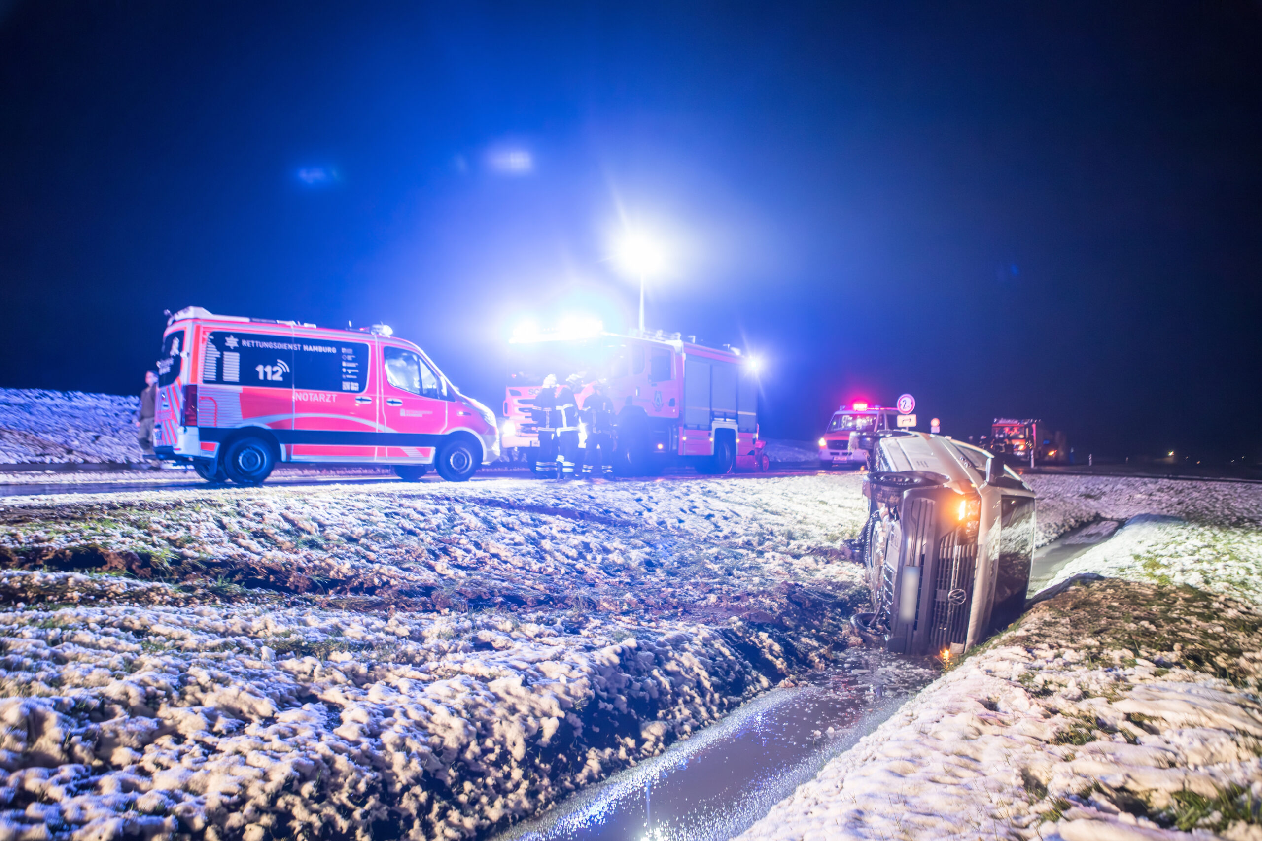 Der Transporter blieb auf der Seite liegen, der Fahrer sowie eine Ersthelferin kamen ins Krankenhaus.