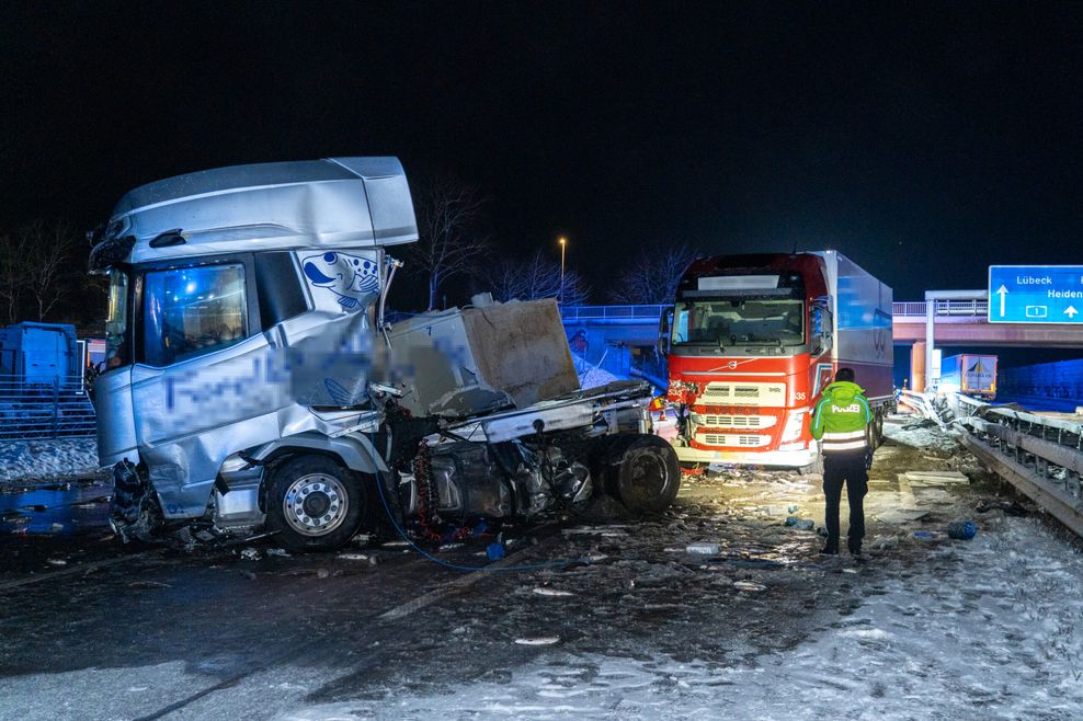 Ein Fischtransporter geriet auf winterglatter Fahrbahn ins Schleudern, mehrere Fahrzeuge kollidierten.