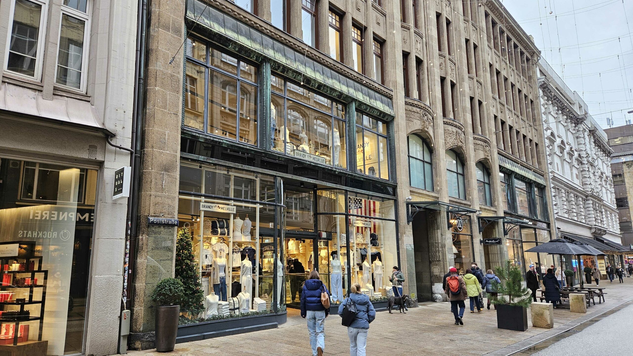 Brandy Melville ist nach Hamburg zurück gekommen. Man sieht den Store von außen. Hinter großen Glasscheiben, sieht man die Klamotten des italienischen Unternehmens