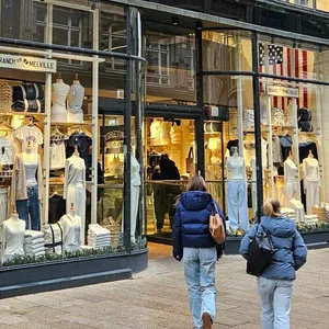 Brandy Melville ist nach Hamburg zurück gekommen. Man sieht den Store von außen. Hinter großen Glasscheiben, sieht man die Klamotten des italienischen Unternehmens