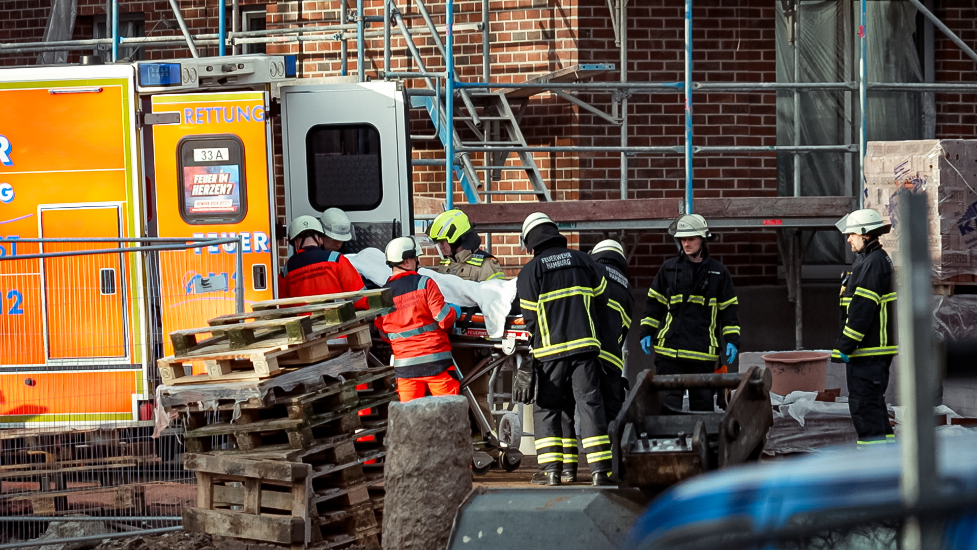 Ein Bauarbeiter ist am Dienstagmittag abgestürzt und hat sich dabei schwer verletzt.