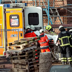 Ein Bauarbeiter ist am Dienstagmittag abgestürzt und hat sich dabei schwer verletzt.