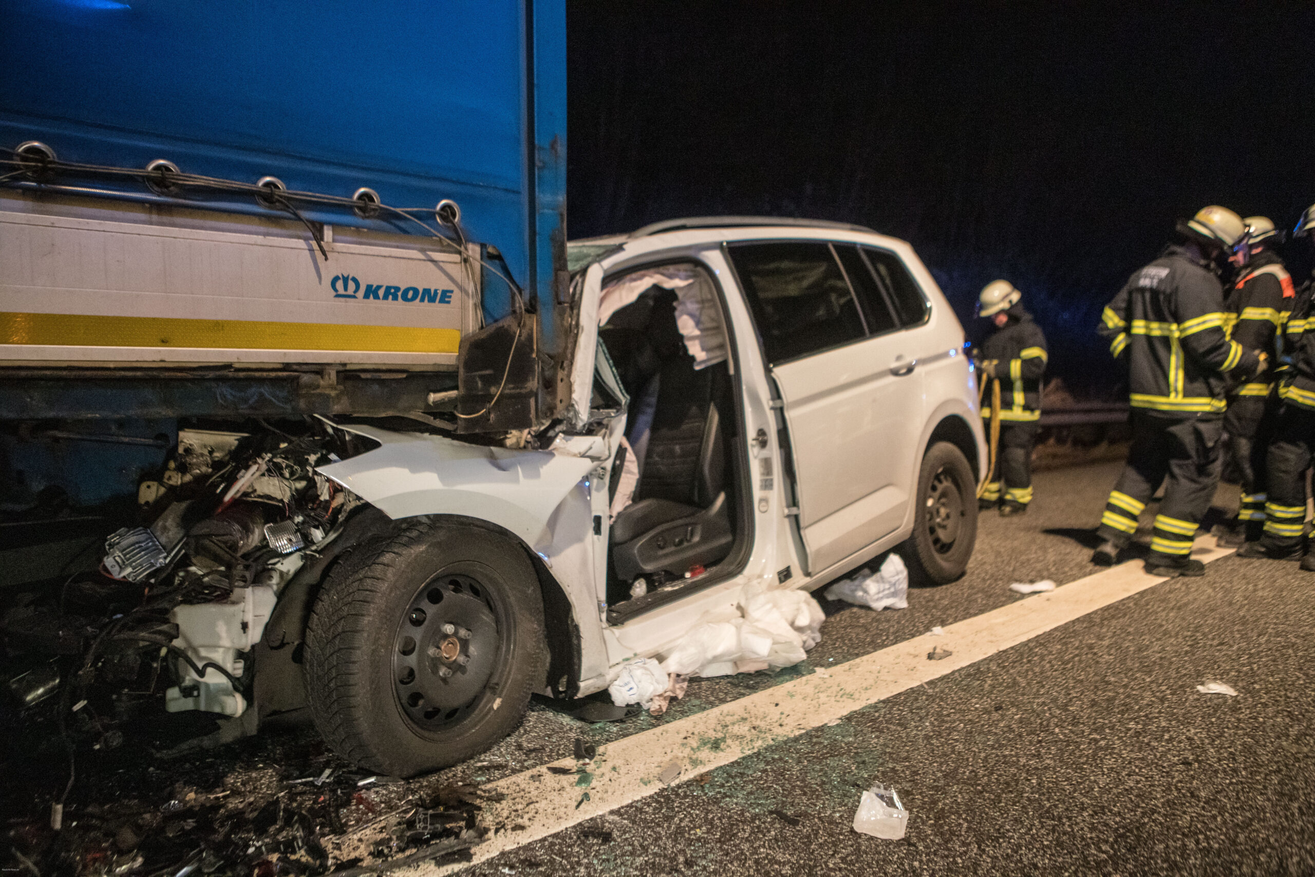 Der Wagen anscheinend ungebremst gegen den auf dem Standstreifen geparkten Lkw gekracht und hatte sich darunter verkeilt.