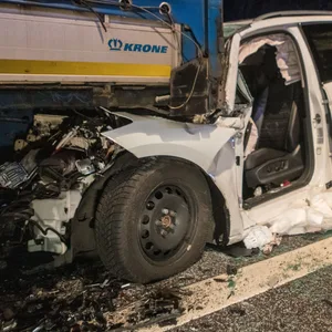 Der Wagen anscheinend ungebremst gegen den auf dem Standstreifen geparkten Lkw gekracht und hatte sich darunter verkeilt.