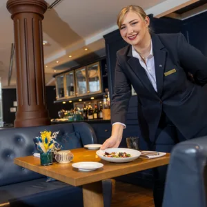 Lia Weber, Restaurant-Managerin im „Grill & Health“