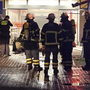 Feuer in Einkaufszentum Jenfeld – Blümenkübel brannt, Polizei schließt Brandstiftung nicht aus