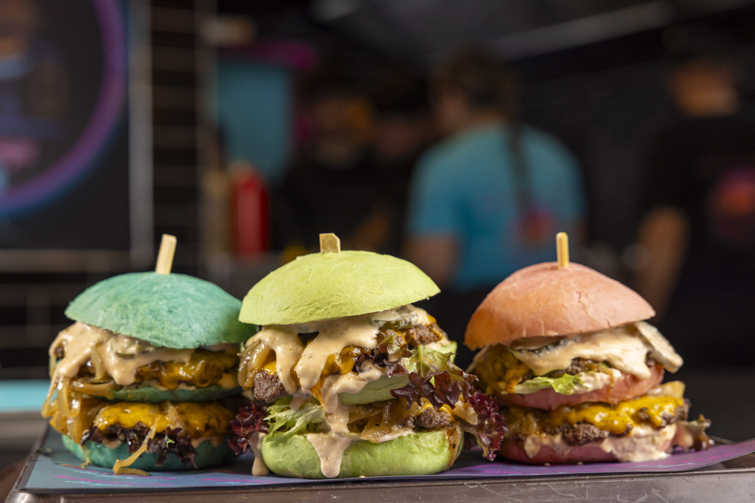 Blau, Grün und Rot: Bunte Burger gibt es bei „Bun Voyage“ in der Hamburger Meile.