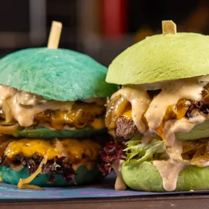 Blau, Grün und Rot: Bunte Burger gibt es bei „Bun Voyage“ in der Hamburger Meile.