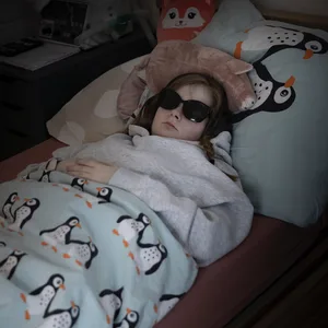 Ein krankes Kind liegt im Bett