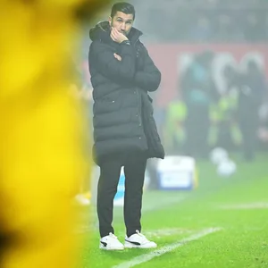 BVB-Trainer Nuri Sahin wirkt enttäuscht in Kiel