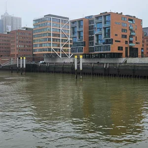 Wo sonst eine riesige Ponton-Anlage im Sandtorhafen liegt, klafft auf einmal eine Lücke.
