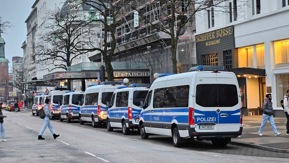 Mehrere Mannschaftswagen der Polizei an der Kirchenallee in St. Georg.