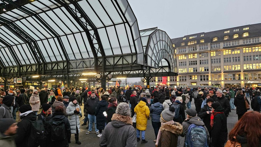 Nach und nach treffen am Hamburger Hauptbahnhof die ersten Demonstranten ein.