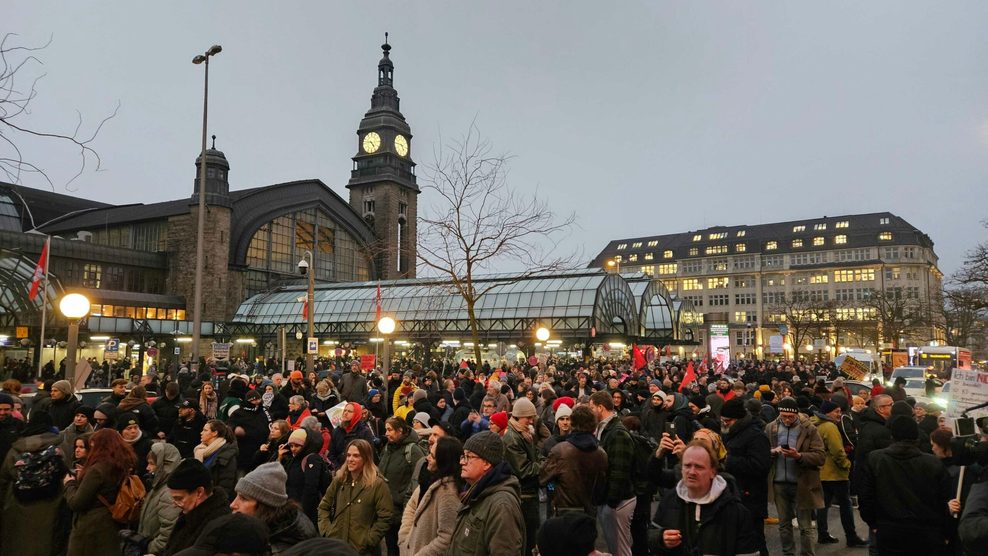 Am Hamburger Hauptbahnhof treffen immer mehr Demonstranten ein.