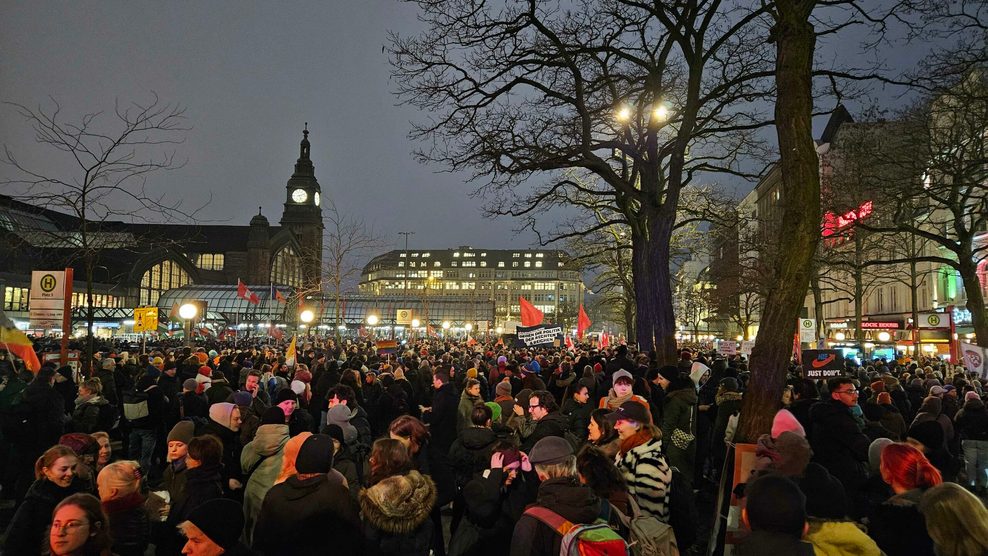 Inzwischen ist der Hachmannplatz rappelvoll.