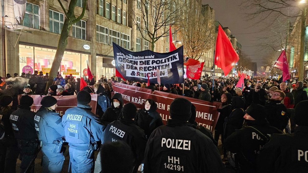 Polizisten stehen auf der Mönckebergstraße dem Demonstrationszug gegenüber.