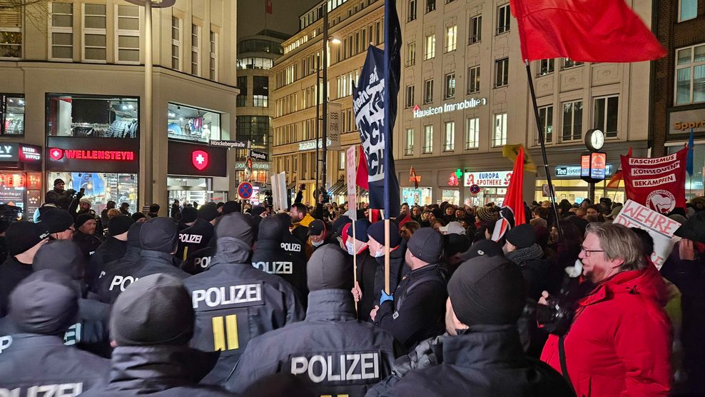 Demonstranten wollen die Polizeiabsperrung durchbrechen – es kommt zum Gerangel.